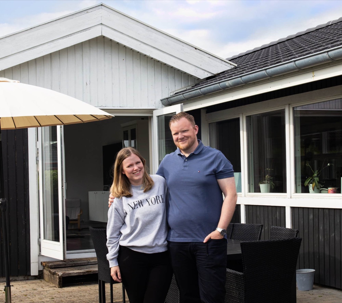 Tobias og Camilla foran deres villa i Dragør
